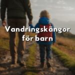 Barn i vandringskängor håller en vuxen i handen under en fjällvandring i Sverige.