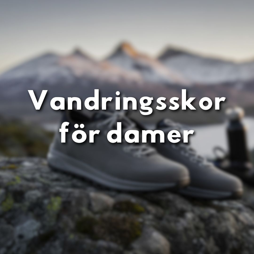 Vandringsskor för damer i fokus med suddig fjällbakgrund
