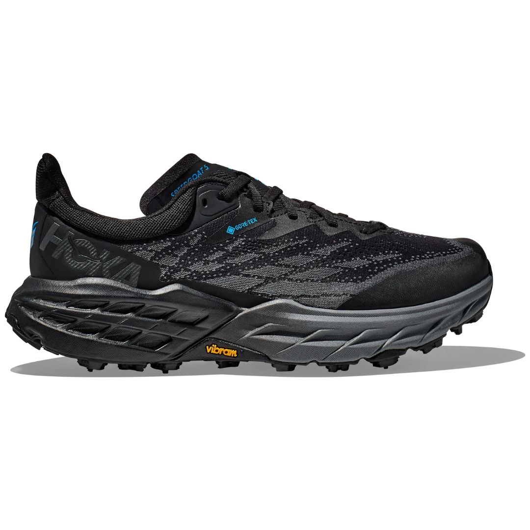 Hoka Men's Speedgoat 5 GORE-TEX Spike Hoka Speedgoat 5 GTX Spike löparsko i svart med dubbar och GORE-TEX-märkning, sedd från sidan