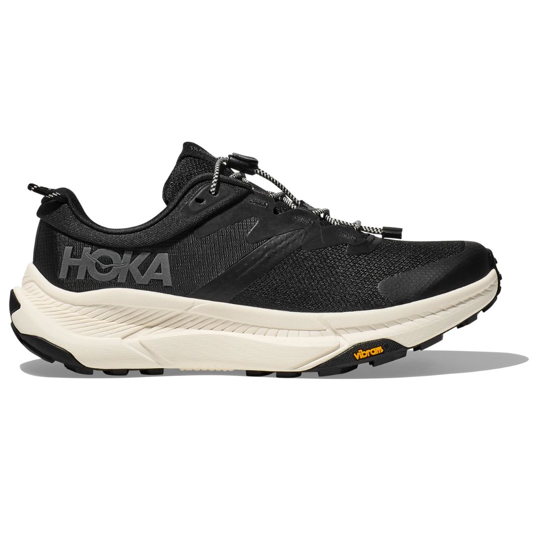 Hoka Men's Transport – svart vardagssko med snabbsnörning och kraftig vit sula sedd från sidan