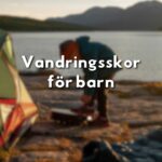 Barn i vandringskläder vid ett tält, redo för äventyr i fjällen.