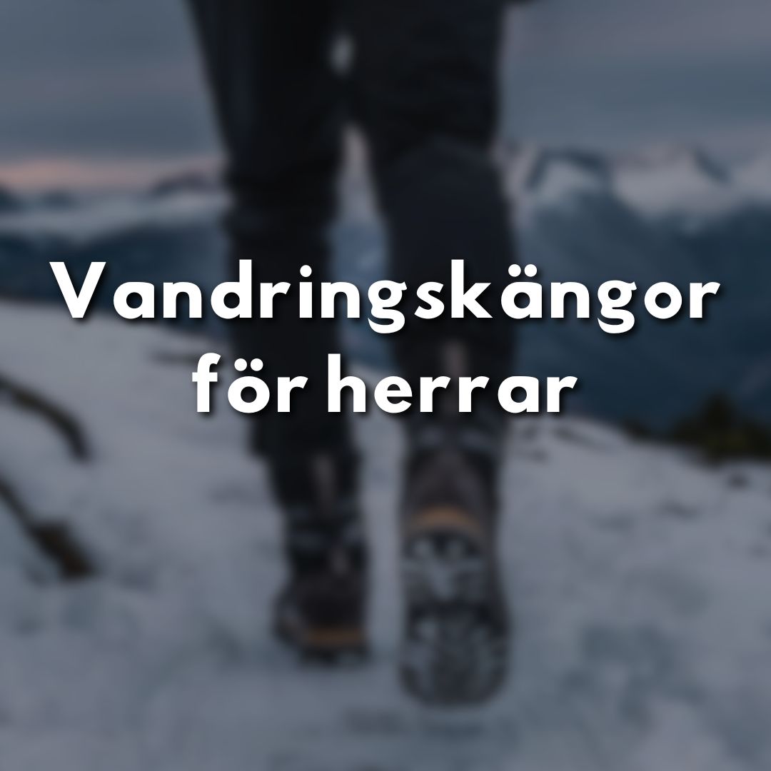 Man med svarta kängor går i snöig terräng med suddig bakgrund, texten “Vandringskängor för herrar” ligger över bilden.