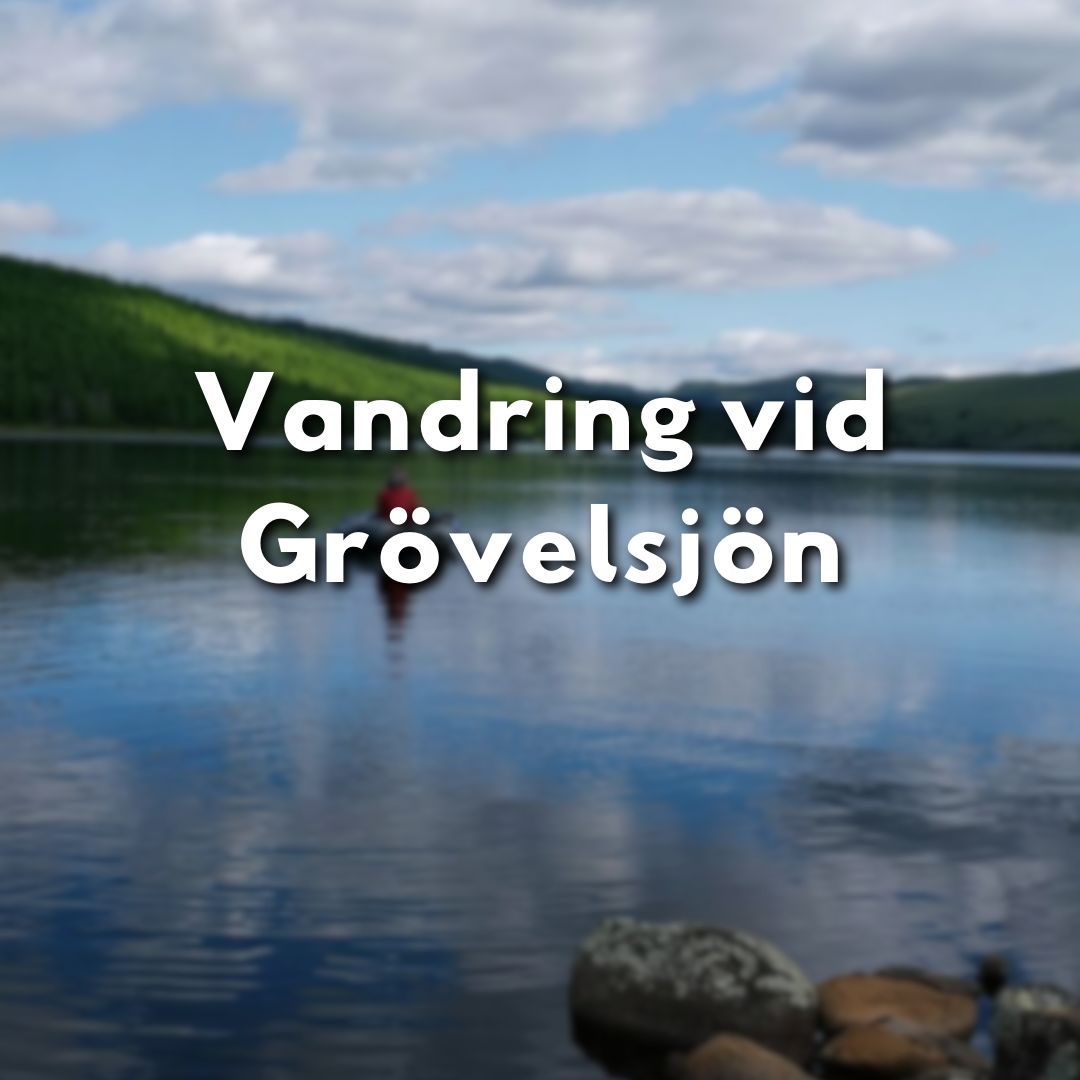 Stillastående vatten i Grövelsjön med skogsklädda fjäll i bakgrunden. Texten "Vandring vid Grövelsjön" ligger över bilden.