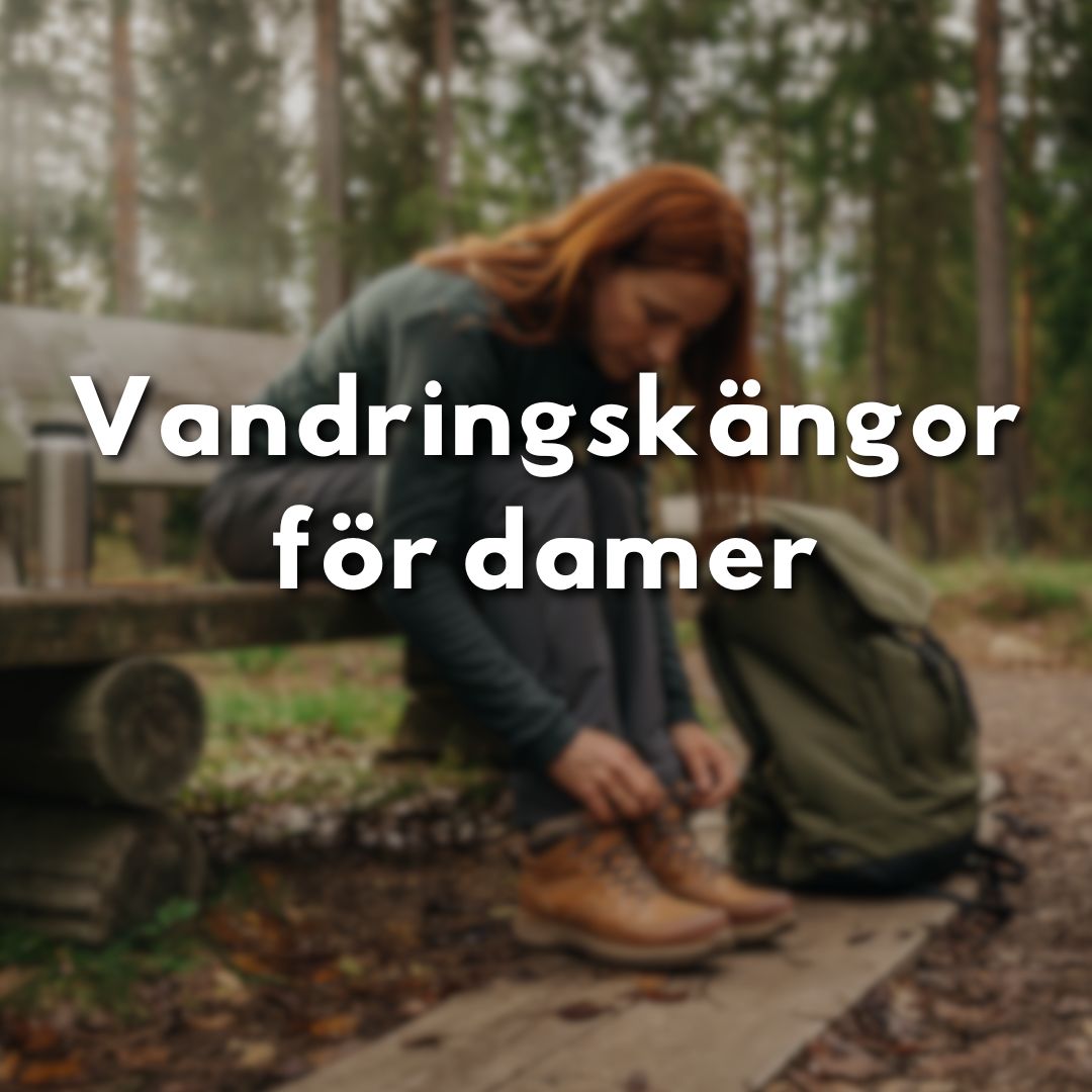 Kvinna snörar sina vandringskängor på en bänk i skogen med ryggsäck bredvid.
