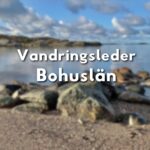 Vy över strand och hav i Bohuslän med stora runda stenar i förgrunden och texten "Vandringsleder Bohuslän".