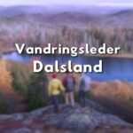 Tre vandrare blickar ut över en sjö i höstskrud med texten "Vandringsleder Dalsland".