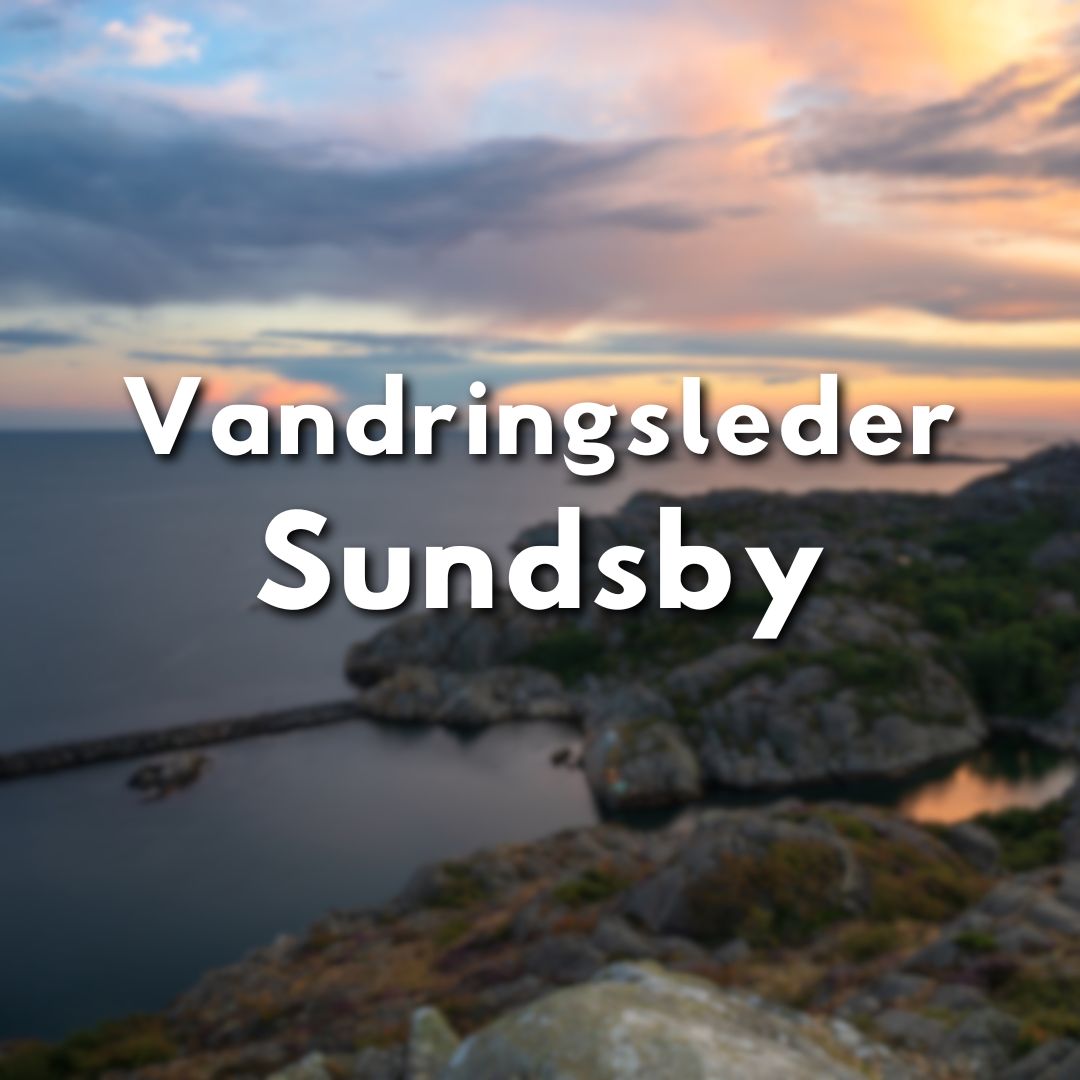 Klippkust vid havet i solnedgång med texten "Vandringsleder Sundsby"