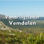 Texten "Vandringsleder Vemdalen" i vit stil över en suddig bakgrund med fjäll och fjälläng.