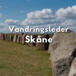 Stenformation i Skåne med texten "Vandringsleder Skåne"
