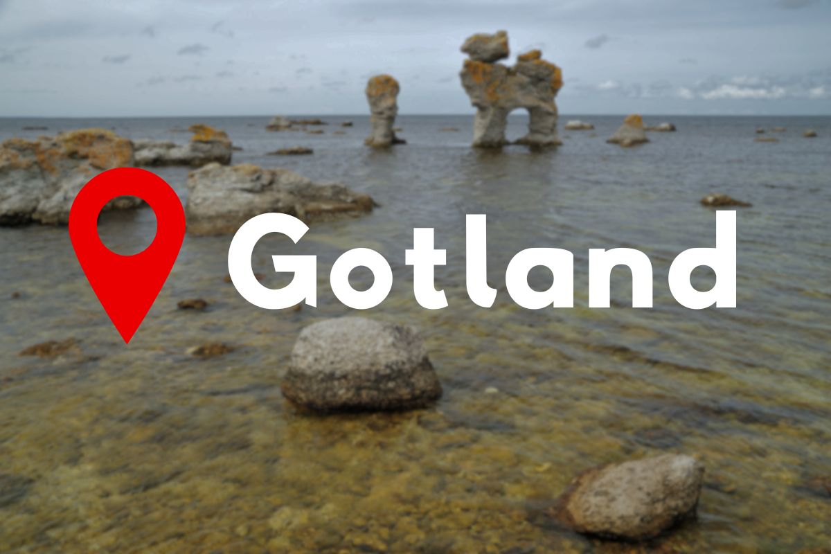 Guide och tips vandra Gotland Vildmarknaden.se Utsikt över raukar i havet på Gotland med texten "Gotland" och en röd platsmarkör i förgrunden.