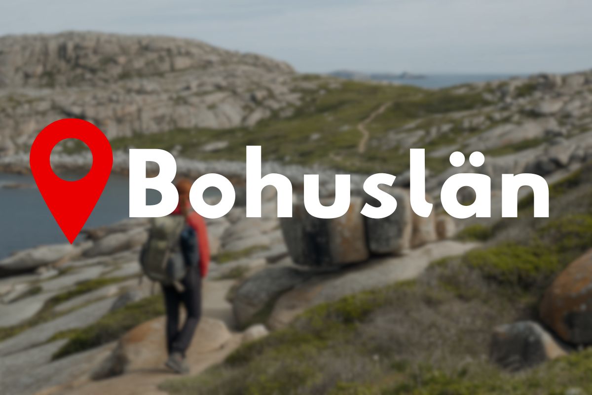 Guide till vandring Bohuslän Vildmarknaden.se Vandrare på klippstig vid havet i Bohuslän, med text och symbol som markerar platsen.