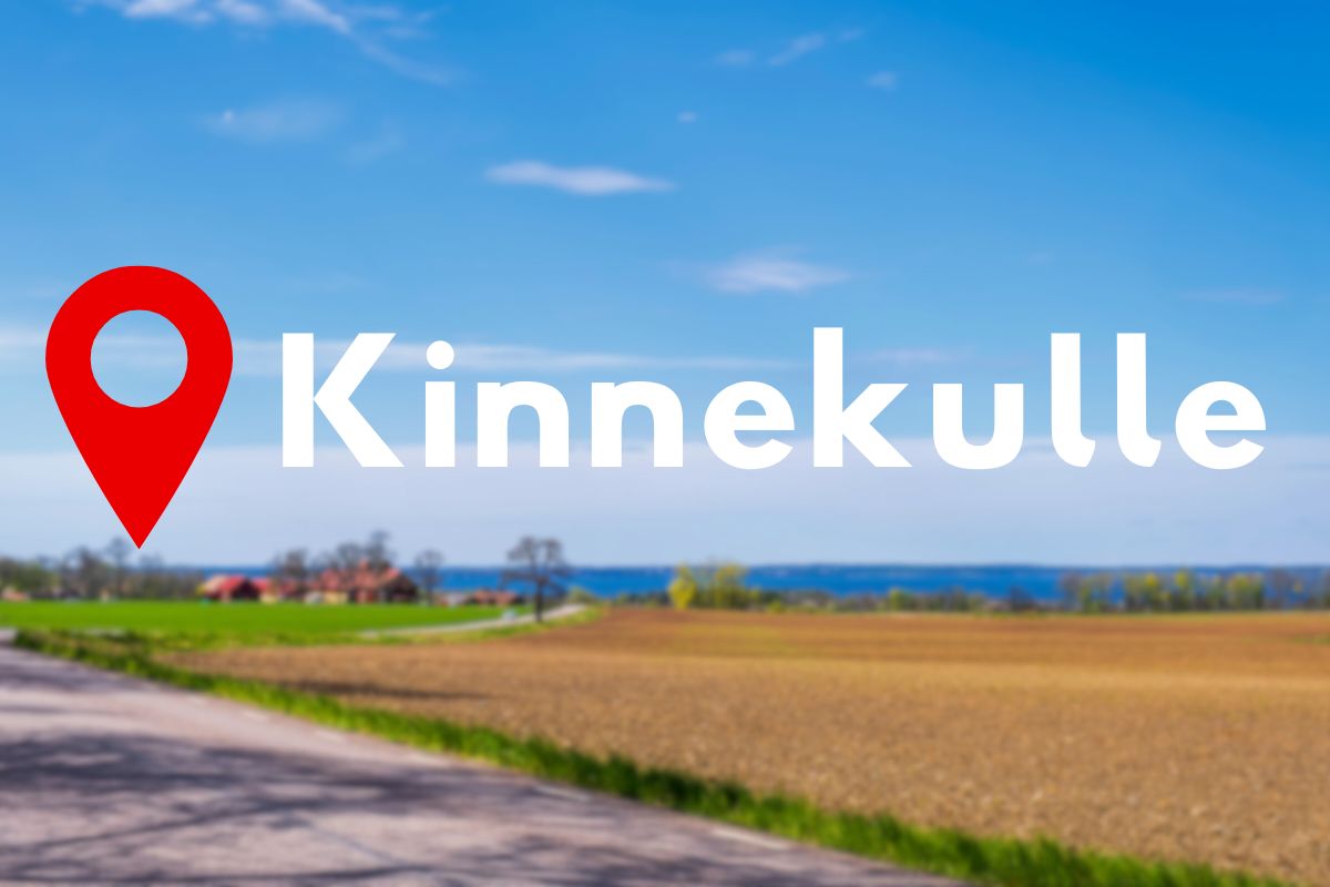 Texten “Kinnekulle” med röd platsmarkör ovanför ett landskap med väg, åkrar och Vänern i bakgrunden.