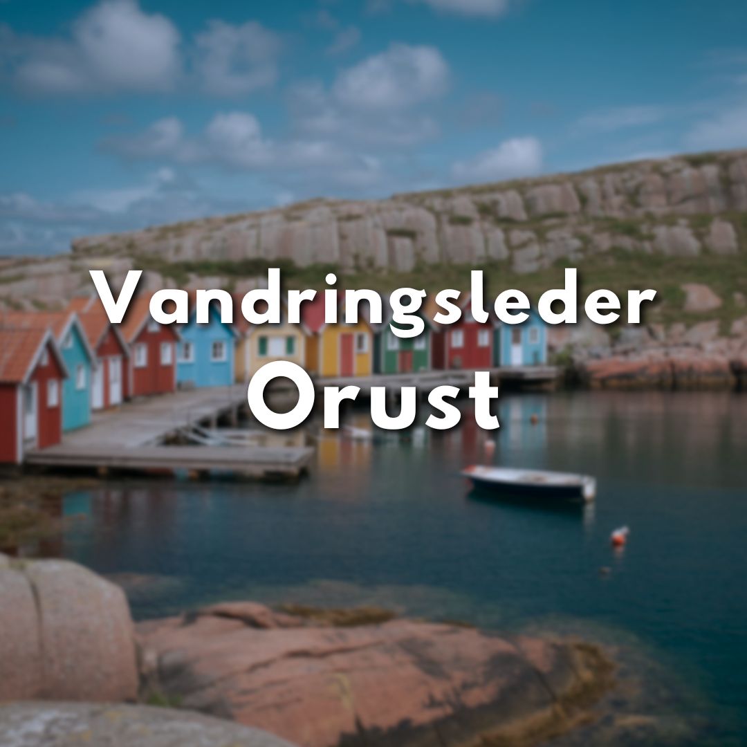 Vy över färgglada sjöbodar vid havet på Orust, med texten "Vandringsleder Orust" i förgrunden.