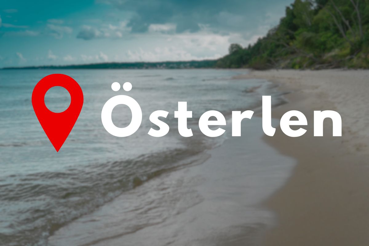 Strand vid Österlens kust med texten "Österlen" och röd platsmarkör