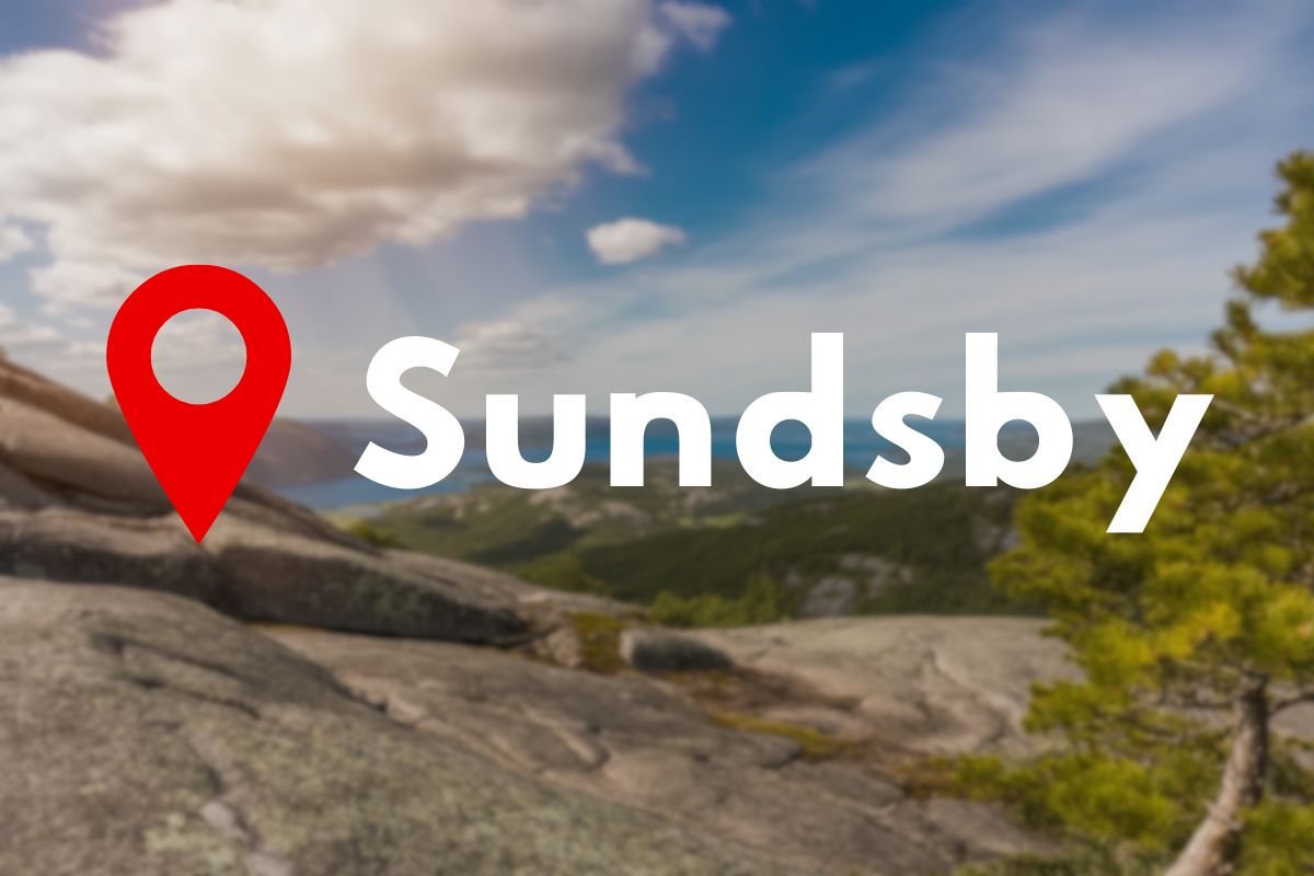 Bergslandskap med blå himmel och texten "Sundsby" markerat med platsikon