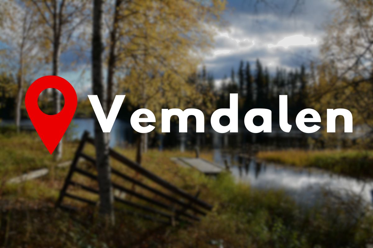 Guide till vandring Vemdalen Vildmarknaden.se Texten "Vemdalen" med röd platsmarkör över en höstlig fjällsjö med björkar och gammalt trästaket.