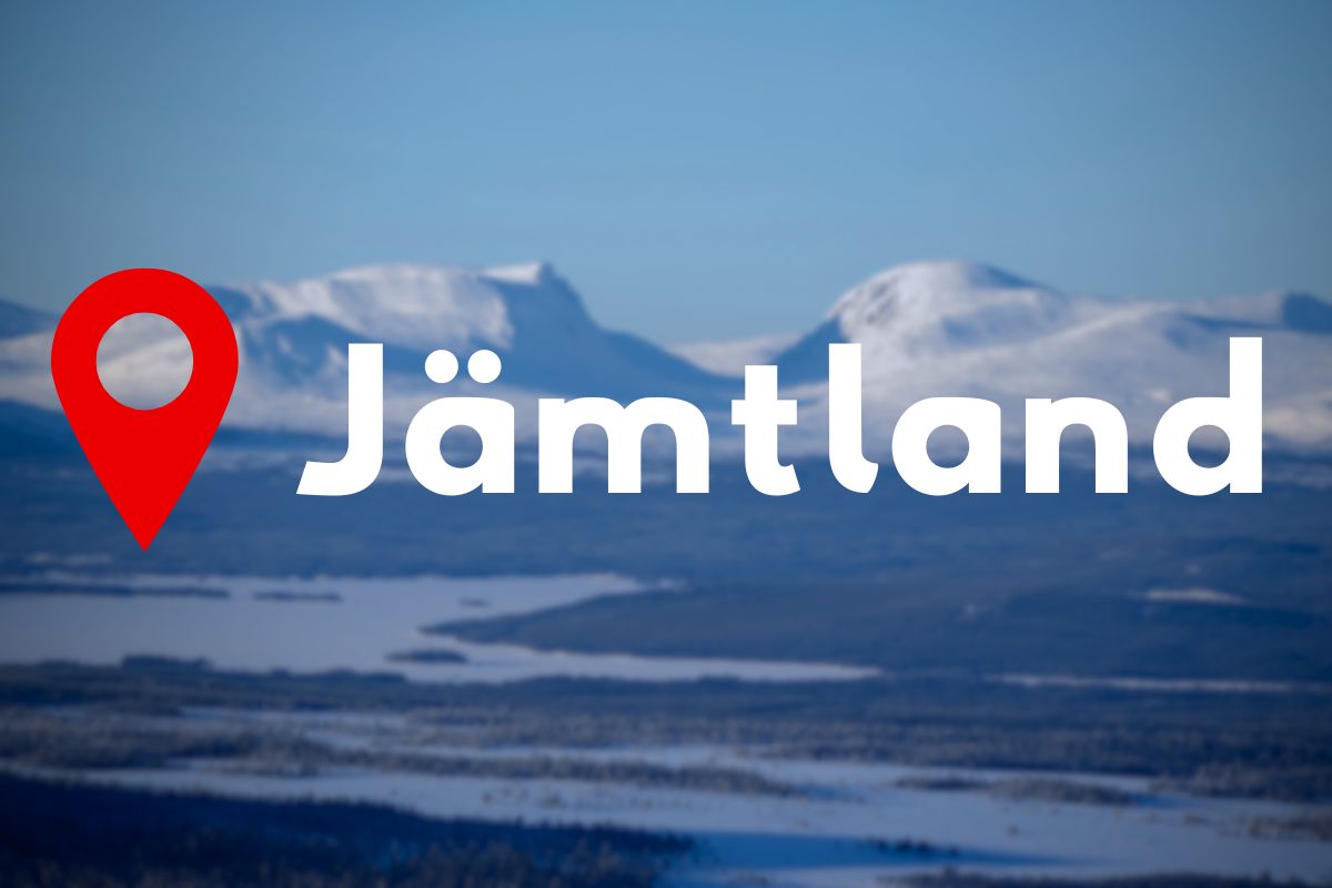 Ikonisk vy över snötäckta fjälltoppar i Jämtland med texten "Jämtland"