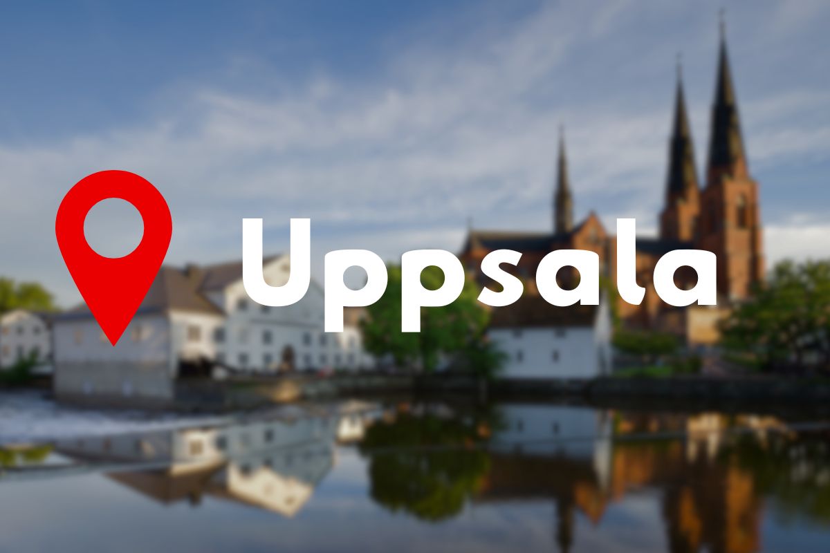 Uppsala domkyrka speglar sig i vattnet med ikonisk platsmarkering i förgrunden.