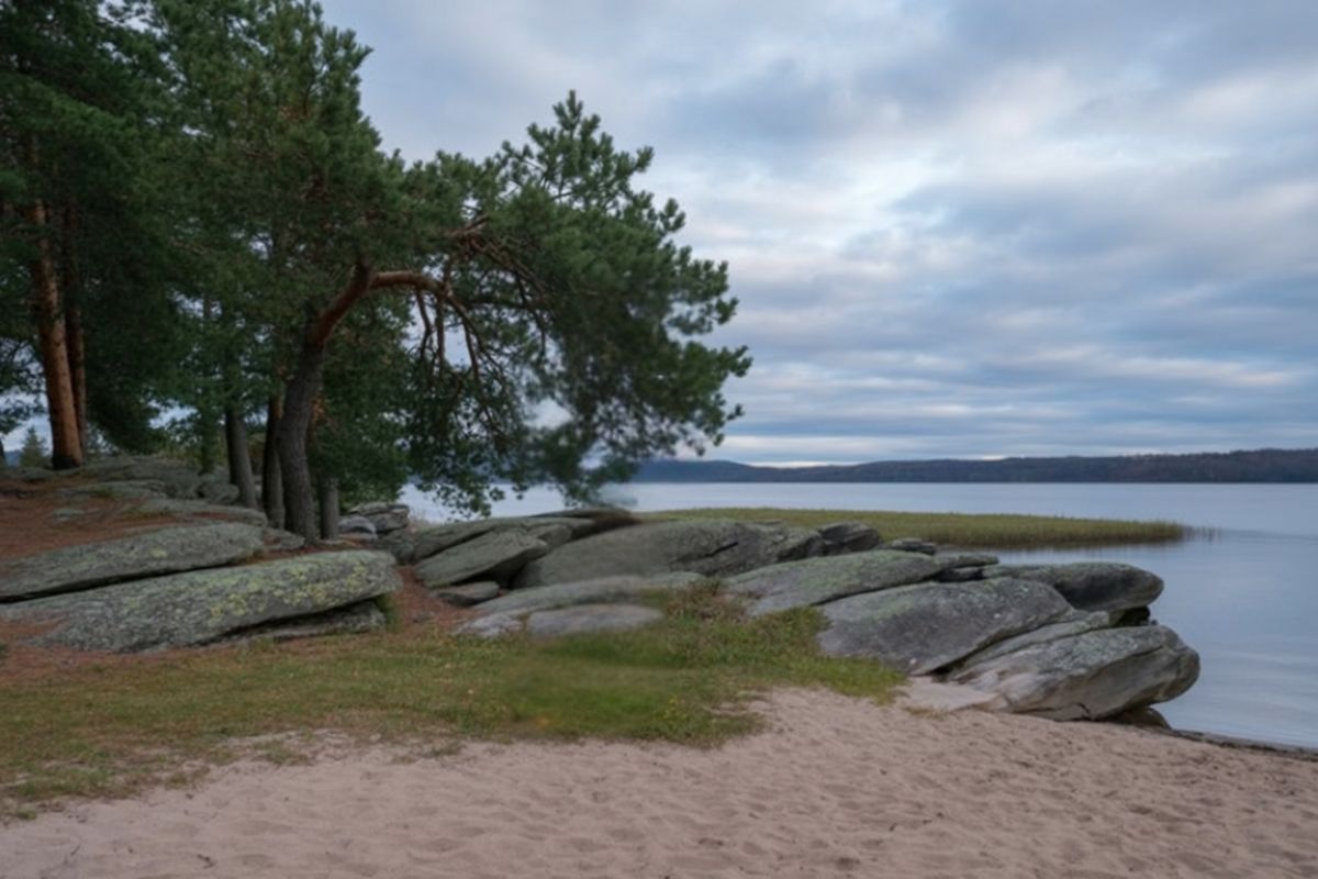 Vandra i Karlstad Vildmarknaden.se Vy över klippor, strand och Vänerns vatten vid en vandringsled nära Karlstad