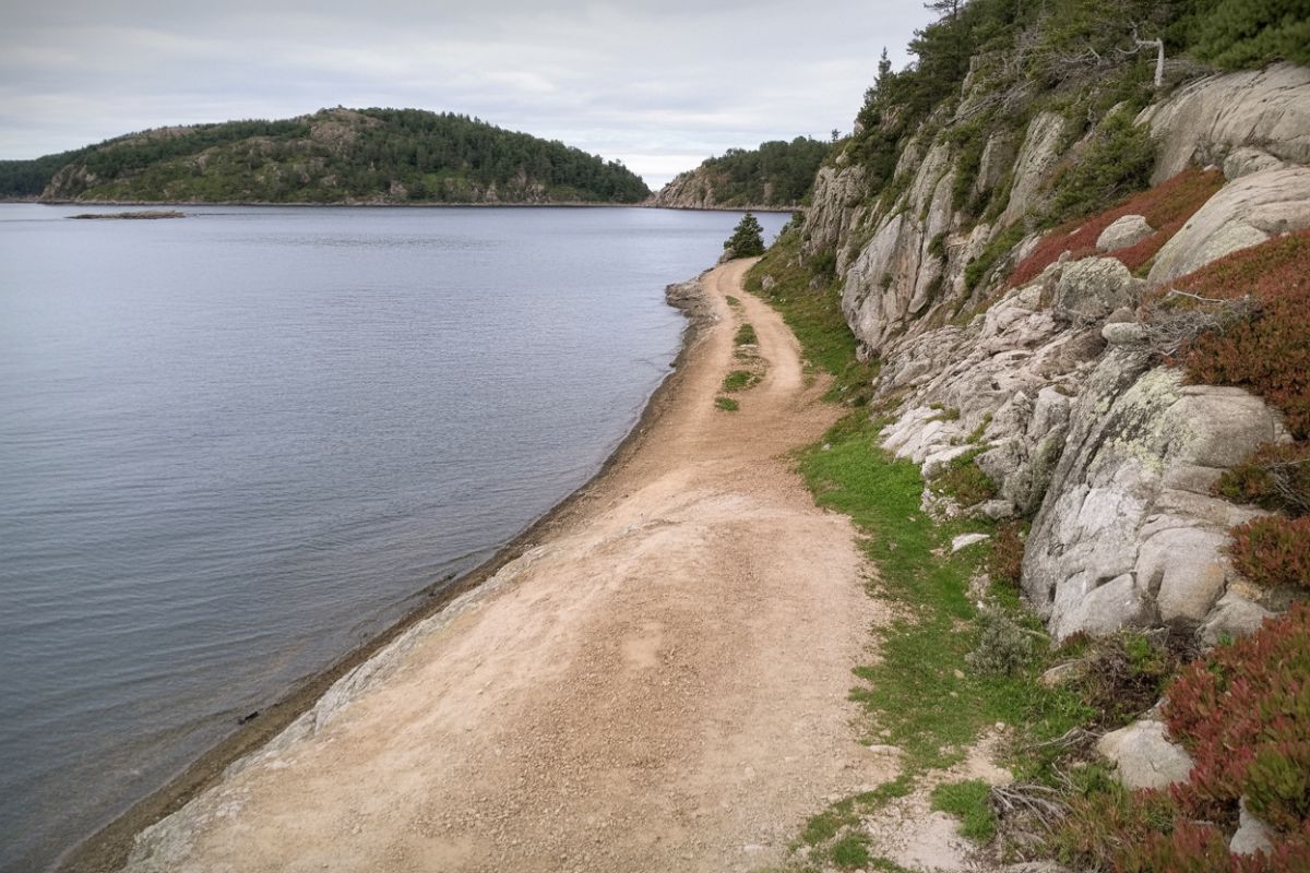 Vandra och njut i Bohuslän Vildmarknaden.se Smal stig längs klippor och vattnet vid Bohusläns kust, med ö i bakgrunden.