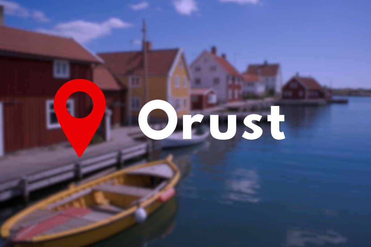 Vandring Orust Vildmarknaden.se Röd platsmarkör över hamnmiljö med båtar och trähus i Orusts skärgård.