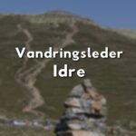 Stig som slingrar sig uppför ett fjäll, med staplade stenar i förgrunden och texten "Vandringsleder Idre"