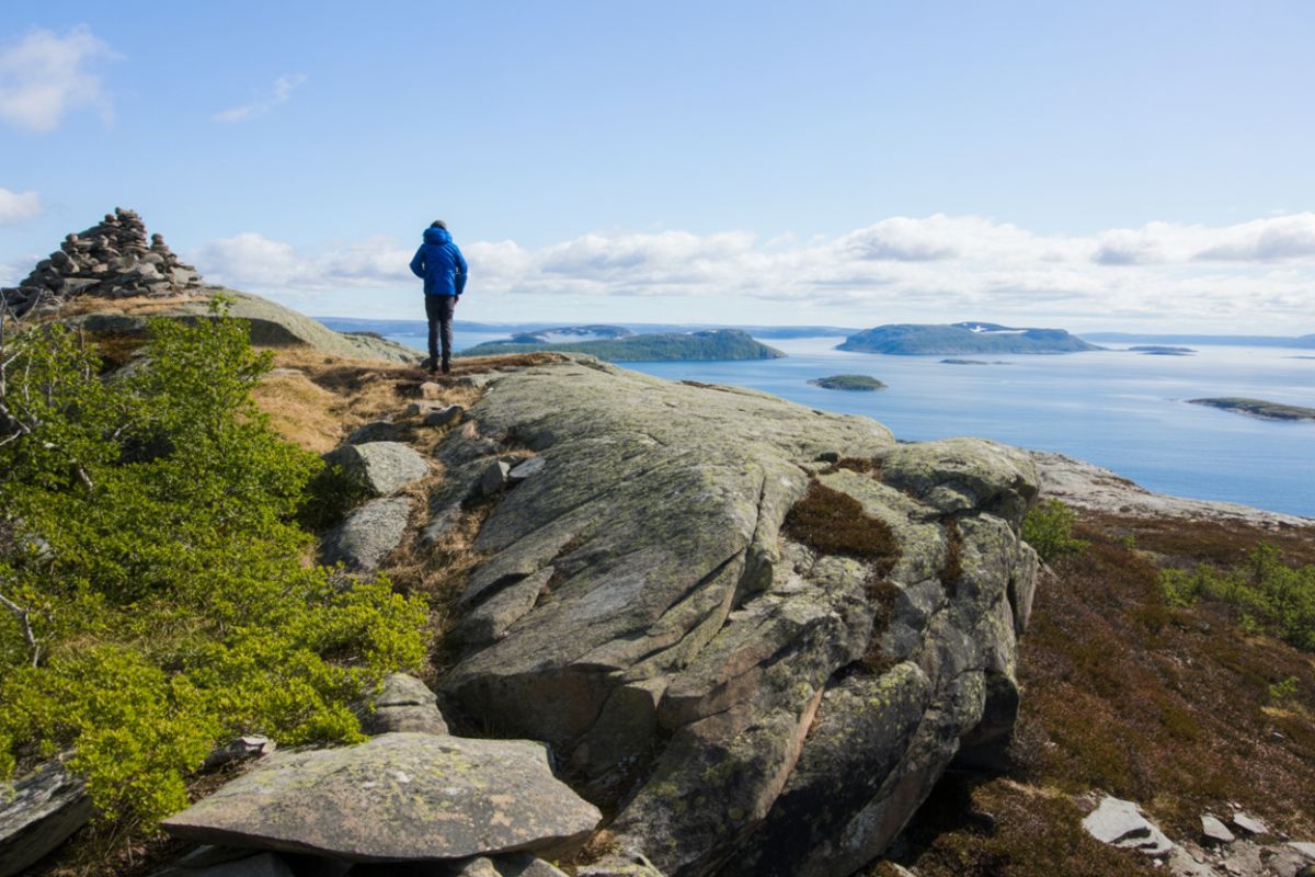 Vandringsleder Västra Götaland Vildmarknaden.se Vandrare på klippa med utsikt över Västra Götalands skärgård och havet