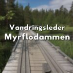 Närbild på en träspång genom skogen, med texten "Vandringsleder Myrflodammen".