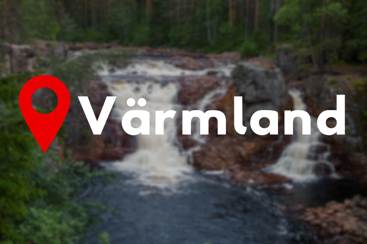 Värmland guide för vandring Vildmarknaden.se Vattenfall i skogsmiljö med texten ”Värmland” och en röd platsmarkör.