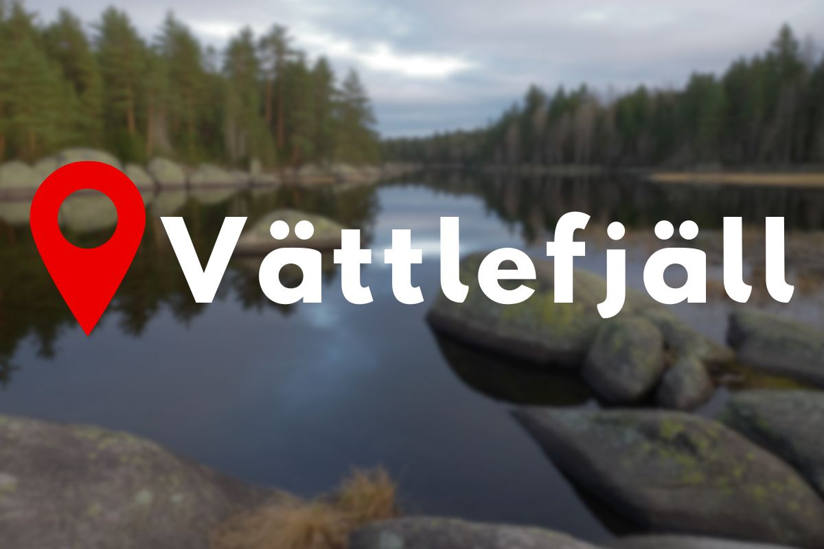 Vy över spegelblank sjö med skog i bakgrunden, röd platsmarkör och texten “Vättlefjäll”.