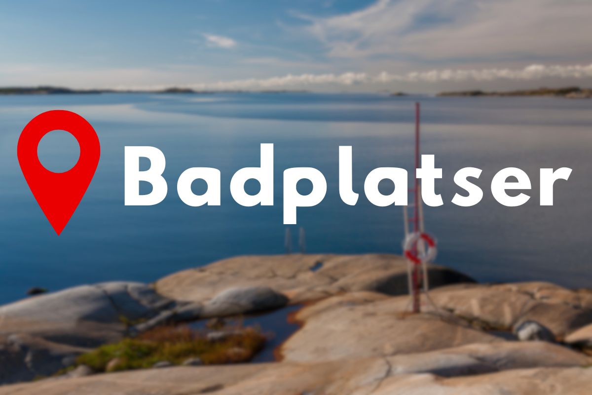 Klippor vid havet, badstege i bildens högra del, med texten "Badplatser".