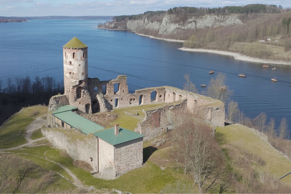 Guide till vandringar vid historiska platser Vildmarknaden.se Stegeborgs slottsruin vid Helgasjön, med vattnet och klippbranter i bakgrunden.