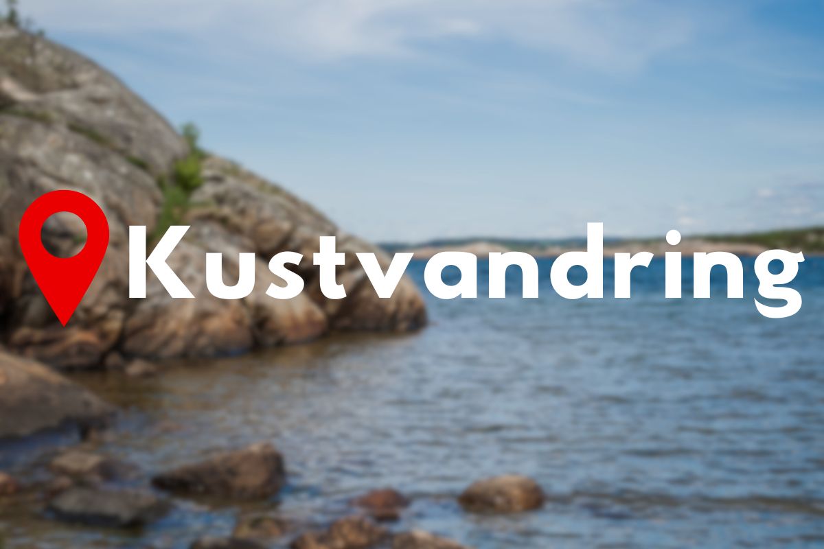 Tips till vandring vid kusten Vildmarknaden.se Kustnära klippor och hav med texten "Kustvandring" i förgrunden.