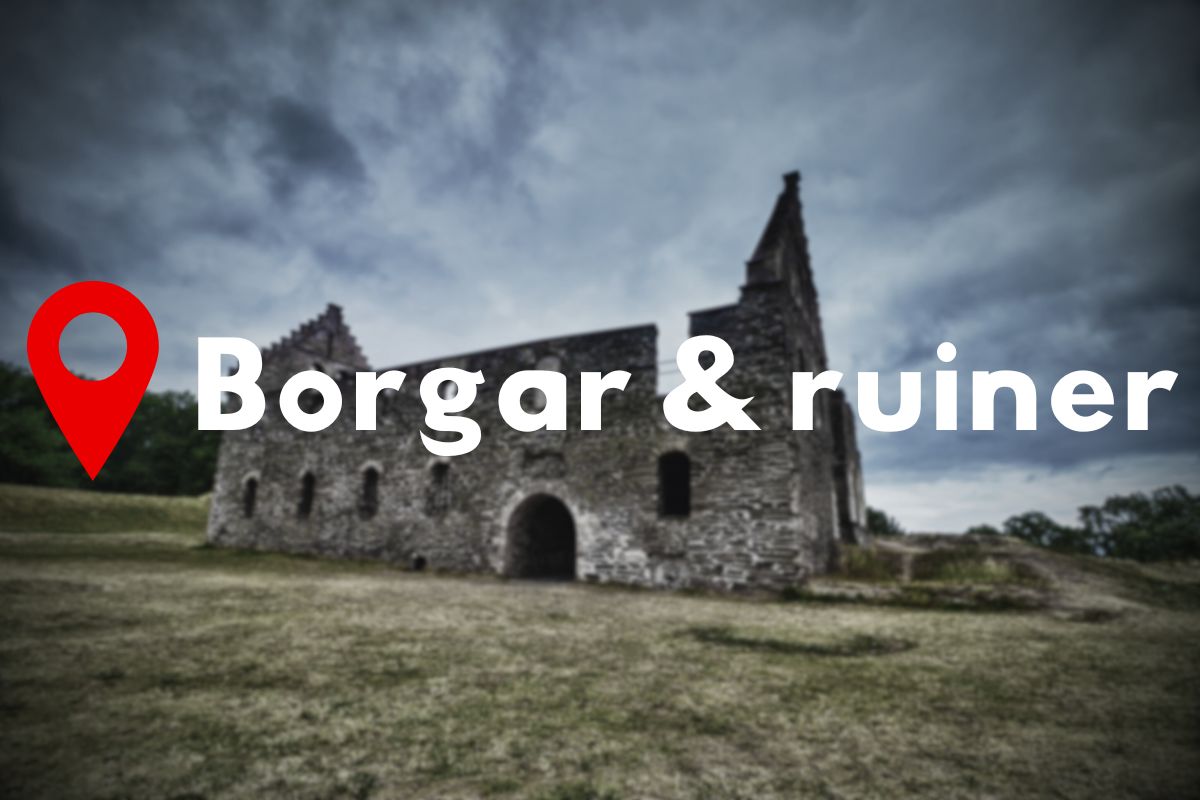 Vandra till borgar och ruiner Vildmarknaden.se Slottsruin under dramatiska moln, symbolbild för guide till vandring vid borgar och ruiner.