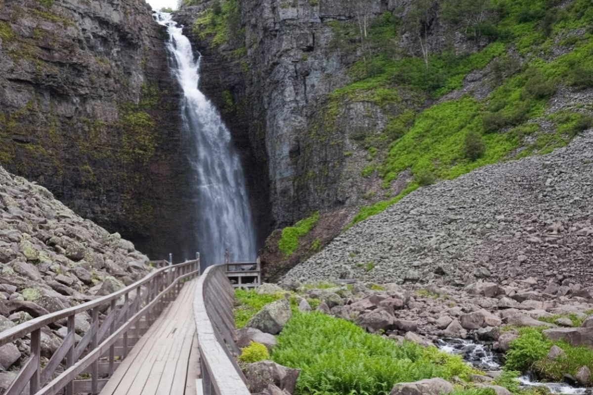 Vandra vid nationalpark Fulufjället Njupeskär Vildmarknaden.se Spångad vandringsled fram till Njupeskärs vattenfall i Fulufjällets nationalpark.
