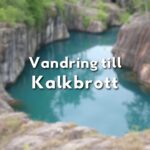 Vandring till kalkbrott, utsikt över vattenfyllt kalkbrott med turkosblått vatten och branta klippor.