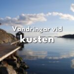 Spegelblankt hav och brygga med texten "Vandringar vid kusten".